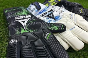 Як вибрати воротарські рукавиці для гри на штучній траві?